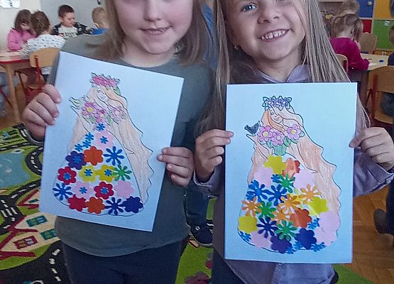 Dziewczynki prezentują wykonane rysunki