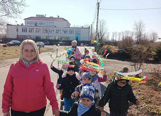 Dzieci idą w parach pod opieką nauczycielki