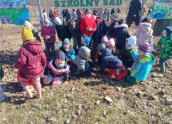 Zdjęcie grupowe dzieci w sadzie