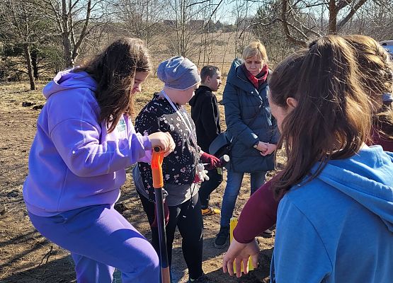 Uczennica kopie dołek