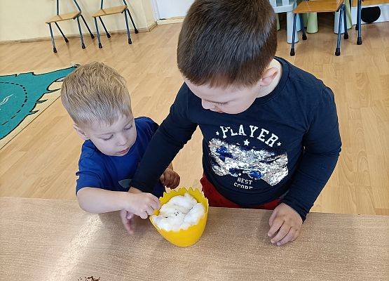 Chłopcy sieją rzeżuchę