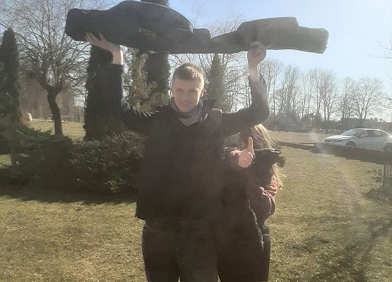 Uczeń prezentuje w czym przyniósł książki