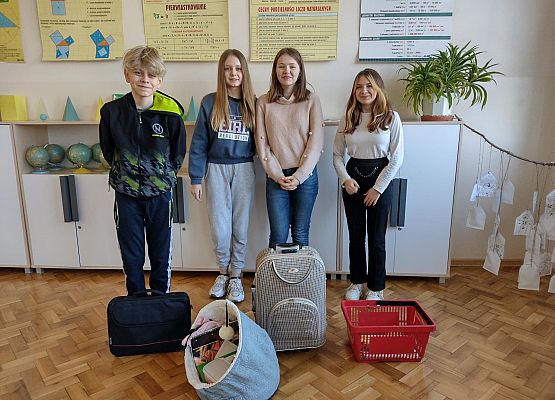 Uczniowie prezentują, w czym przynieśli do szkoły książki