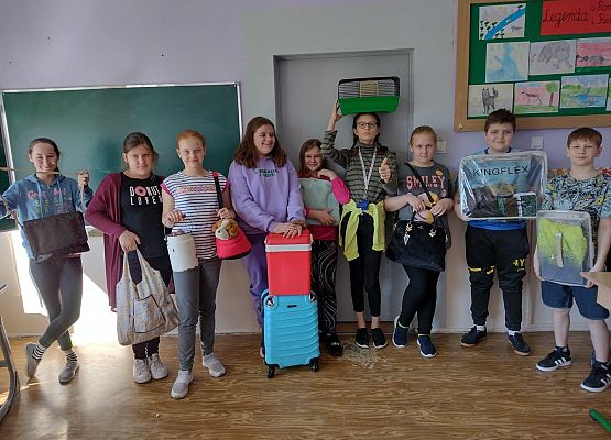 Uczniowie prezentują, w czym przynieśli do szkoły książki