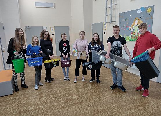 Uczniowie prezentują, w czym przynieśli do szkoły książki