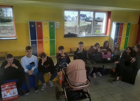 Uczniowie prezentują, w czym przynieśli do szkoły książki