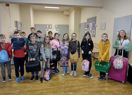 Uczniowie prezentują, w czym przynieśli do szkoły książki