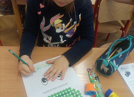 Dziewczynka koduje wiosenny obrazek