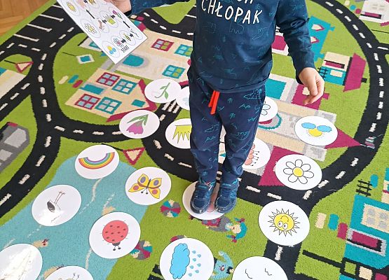 Chłopiec porusza się po planszy według instrukcji