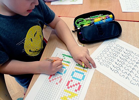 Chłopiec koduje wiosenny obrazek