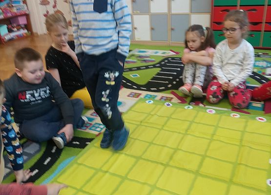 Chłopiec koduje za pomocą podanej instrukcji