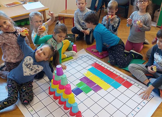 Dzieci kodują słuchając wskazówek nauczyciela