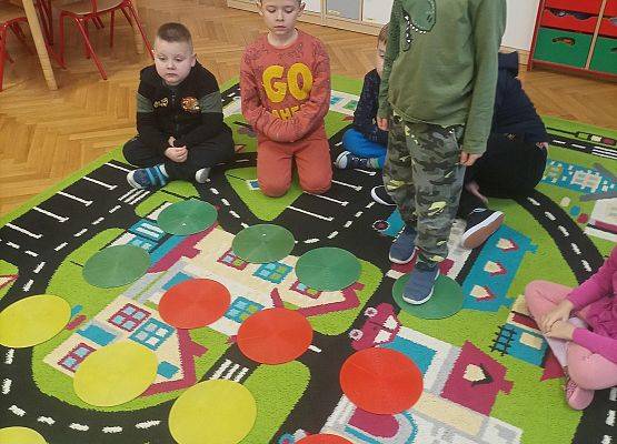 Dzieci kodują wykorzystując kolorowe kółka