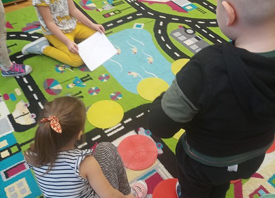 Dzieci kodują wykorzystując kolorowe kółka