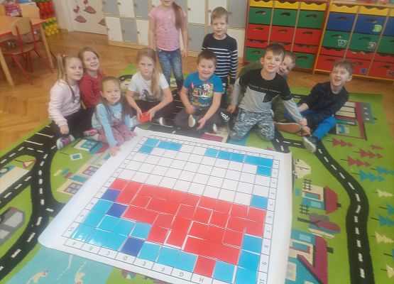 Dzieci kodują słuchając wskazówek nauczyciela