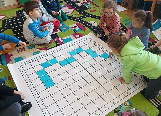 Dzieci kodują słuchając wskazówek nauczyciela