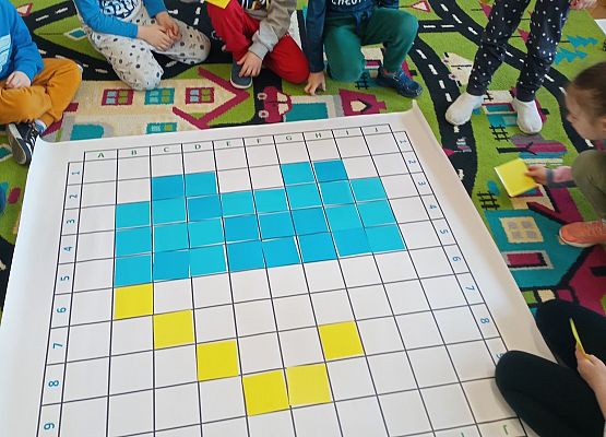 Dzieci kodują słuchając wskazówek nauczyciela