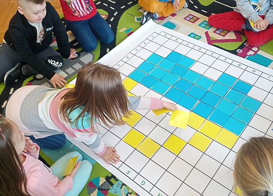 Dzieci kodują słuchając wskazówek nauczyciela