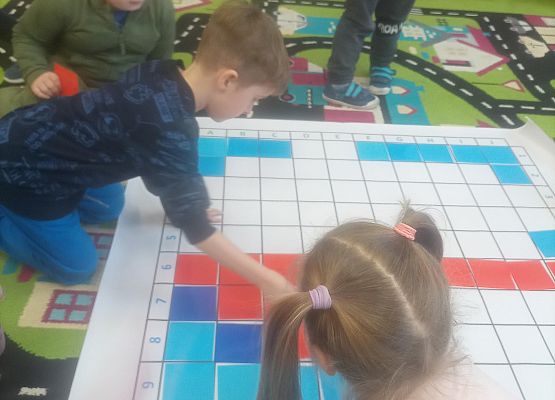 Dzieci kodują słuchając wskazówek nauczyciela