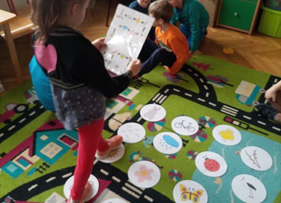 Dziewczynka koduje według instrukcji