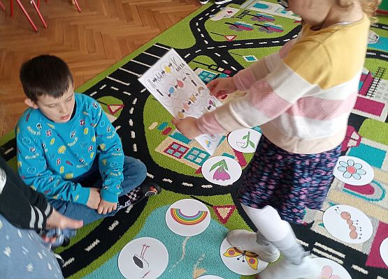 Dziewczynka koduje według instrukcji