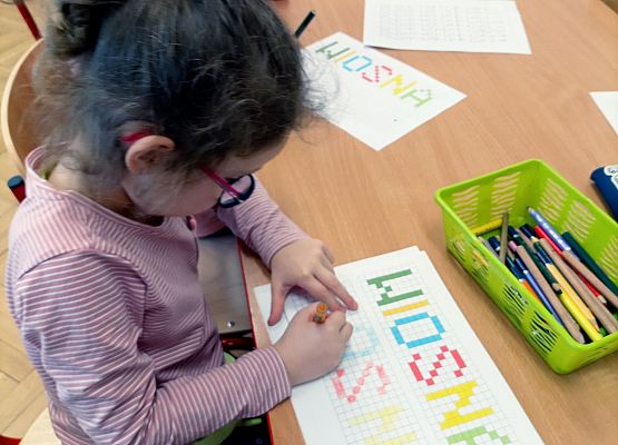 Dziewczynka koduje wiosenny obrazek