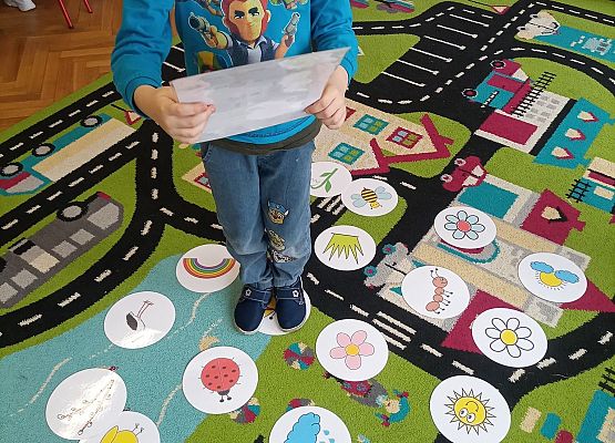 Chłopiec porusza się po planszy według instrukcji