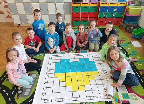 Wspólne zdjęcie dzieci z zakodowanym obrazkiem