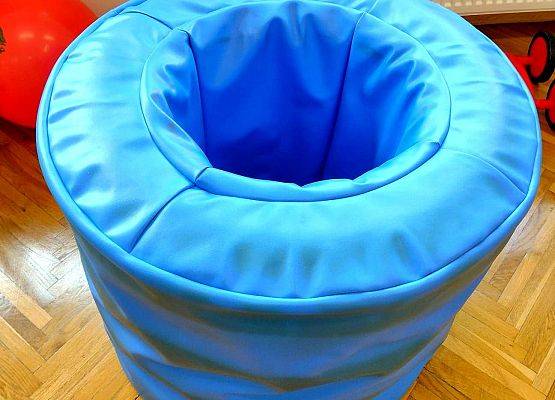 Na zdjęciu beczka do integracji sensomotoryczne