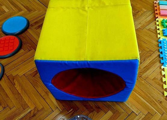 Na zdjęciu mata do masażu stóp i tunel sensoryczny.