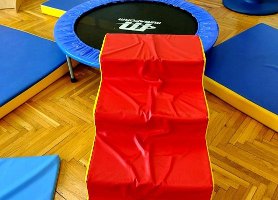 Na zdjęciu trampolina i schody