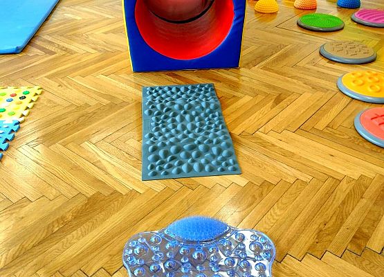 Na zdjęciu mata do masażu stóp i tunel sensoryczny.