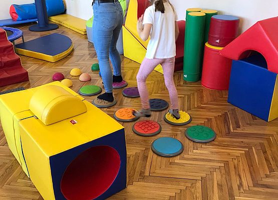 Terapeutka wykonuje ćwiczenie wraz z uczennicą