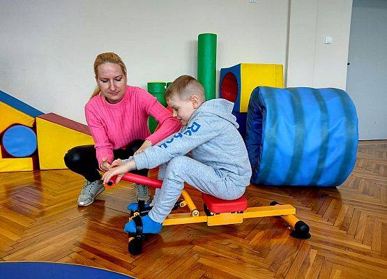 Uczeń podczas ćwiczeń na wioślarze.