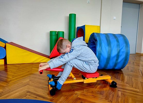 Uczeń podczas ćwiczeń na wioślarzu