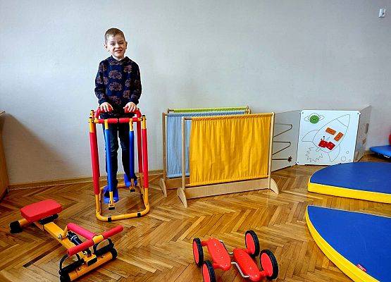 Uczeń ćwiczy na stepperze.