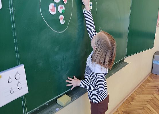 Dziewczynka tworzy zbiory na tablict