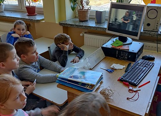 Uczniowie oglądają film edukacyjny
