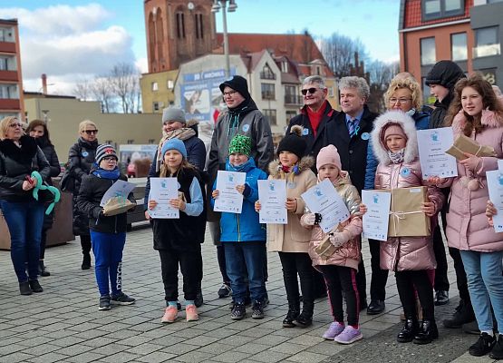 Nagrodzeni uczniowie prezentują dyplomy