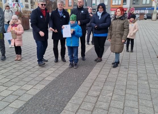 Nagrodzony uczeń z włodarzami miasta