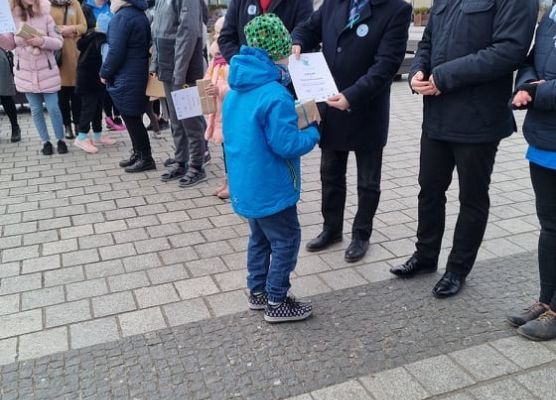 Burmistrz Miasta Lęborka wręcza dyplom uczniowi