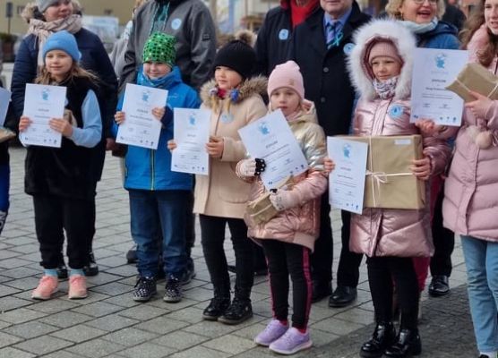 Nagrodzeni uczniowie prezentują dyplomy