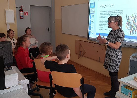 Nauczycielka prowadzi zajęcia z uczniami na temat autyzmu