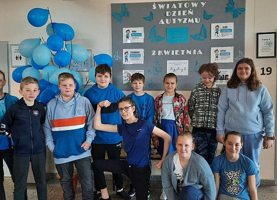 Zdjęcie grupowe uczniów w niebieskich strojach