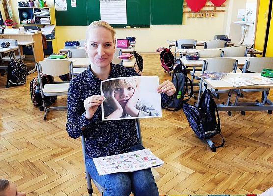 Nauczycielka pokazuje obrazek