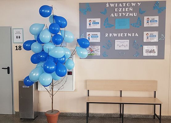 Niebieska dekoracja wykonana z balonów