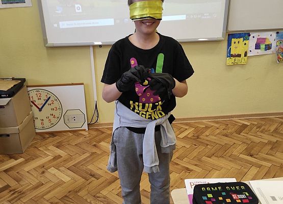 Uczeń z zasłoniętymi oczami