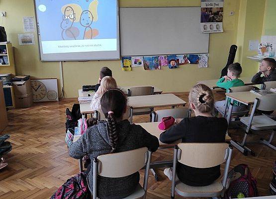 Uczniowie oglądają prezentację.