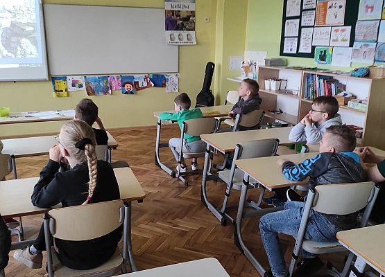 Uczniowie oglądają prezentację.