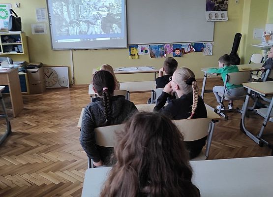 Uczniowie oglądają prezentację.
